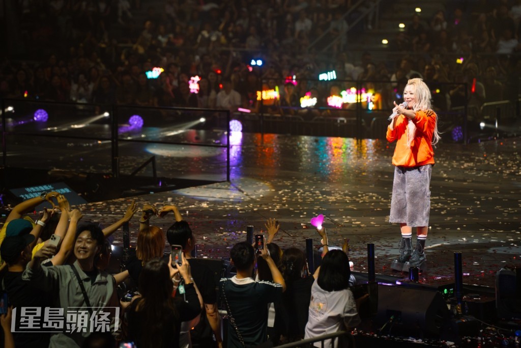 除了當地歌迷，更有來自香港、北京、上海、四川和澳洲等地的粉絲高舉燈牌。