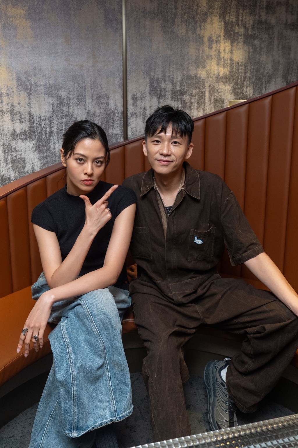 盧鎮業與盧慧敏在謝票場上以「兄妹」姿態重聚。