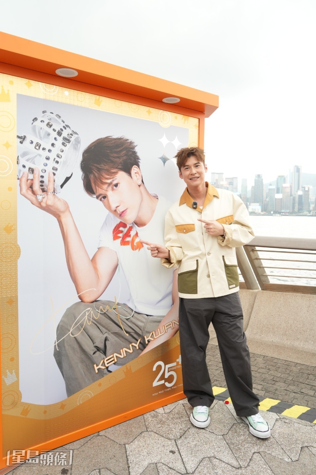 家樂更特意走到師兄海報前打卡留念。