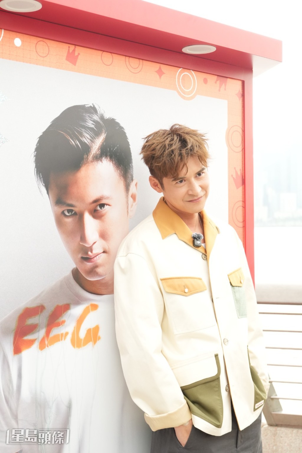 模仿霆鋒擺出經典甫士。