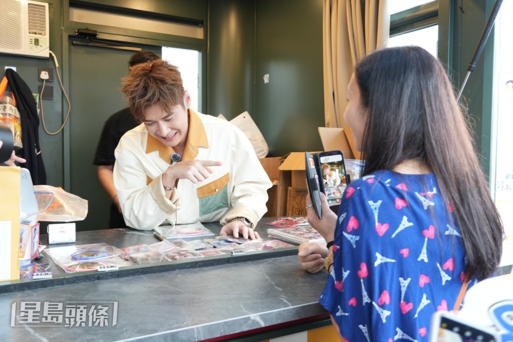 當遇到講普通話的顧客時，家樂立刻施展地道「港普」應對。