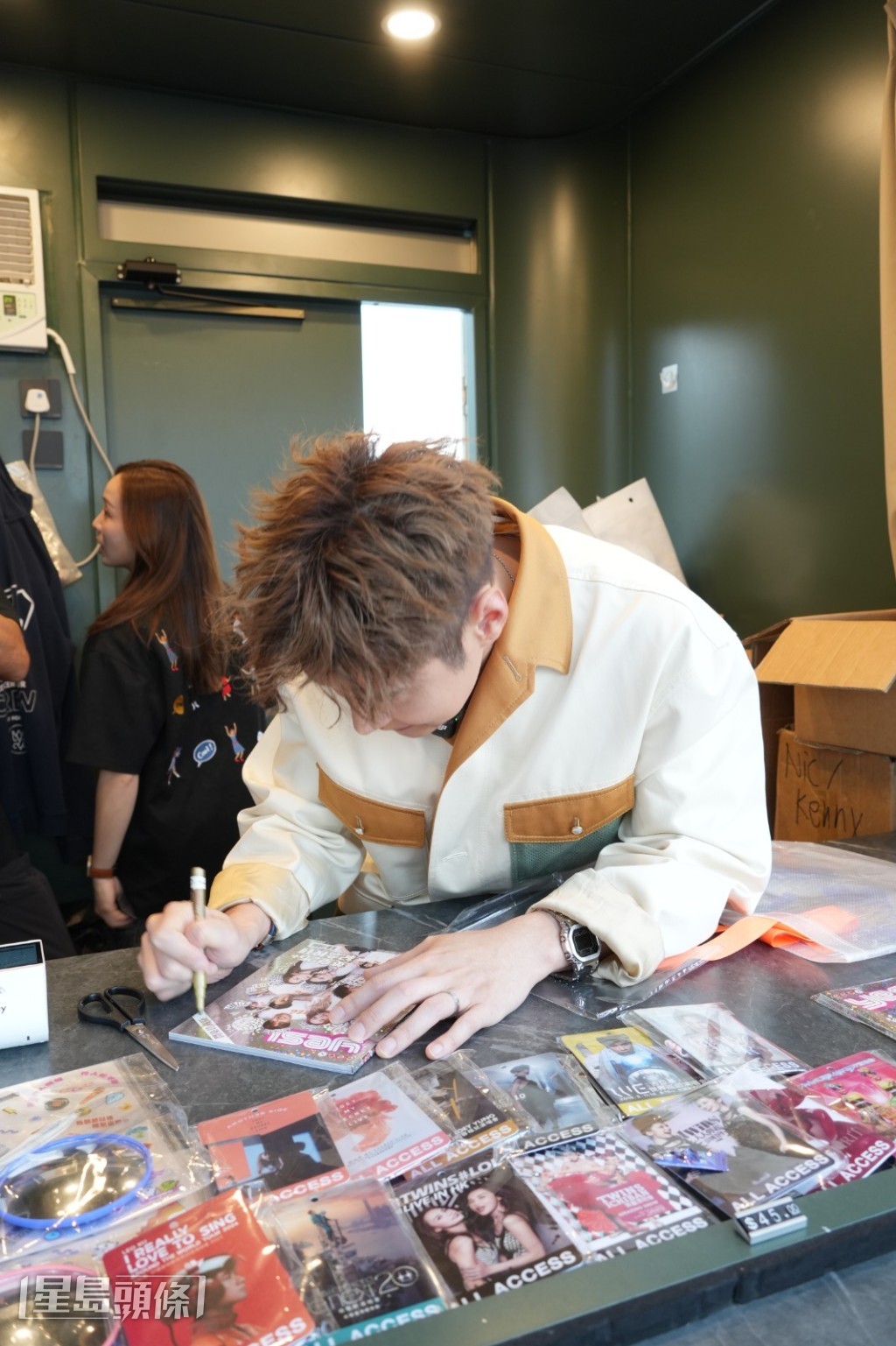 家樂有求必應，除在校刊上簽名，亦逐一與客人合照。