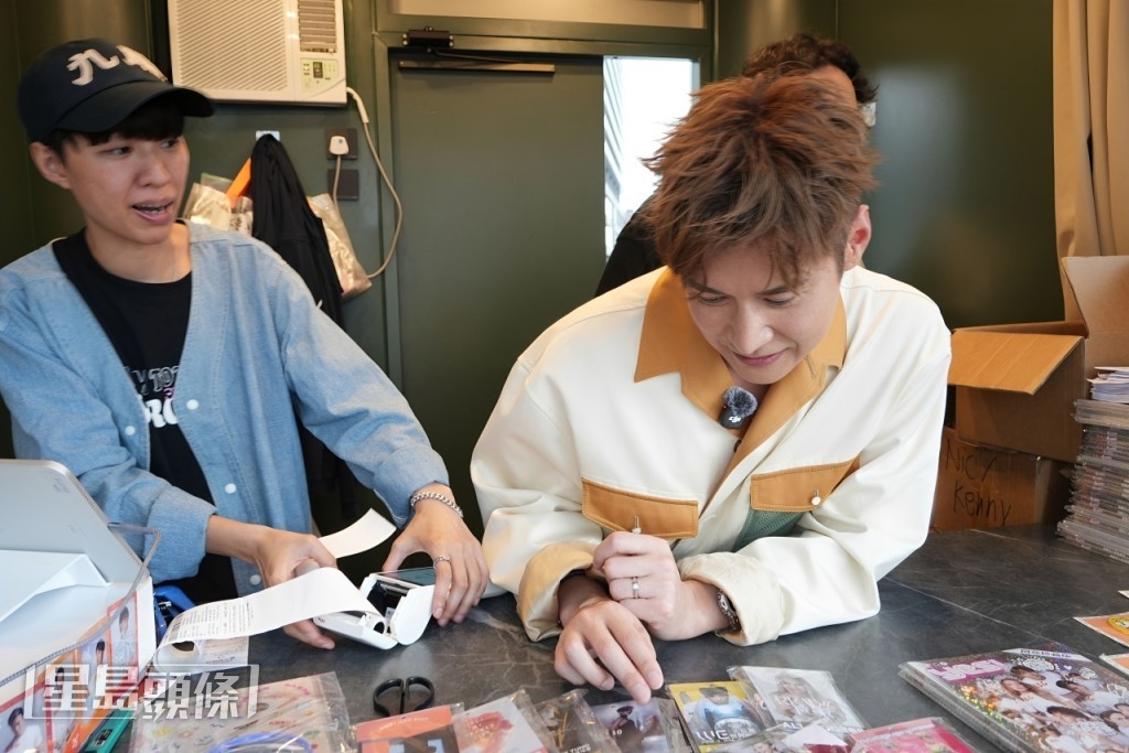 他以為自己弄壞了，幸好現場店員幫忙迅速修復。