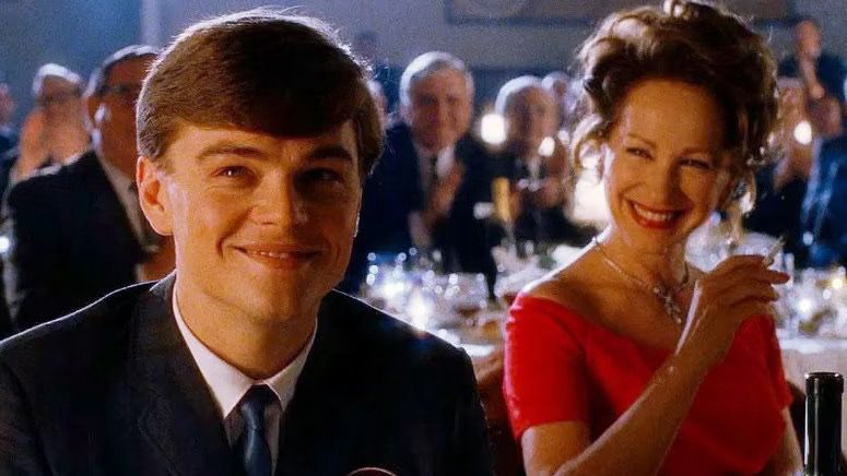 2002年，她在《捉智雙雄》中飾演里安納度狄卡比奧的母親，成功進軍荷里活。