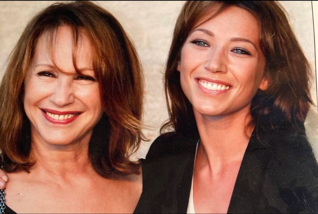 娜塔莉貝伊的女兒蘿拉（Laura），昨日對外公開了母親離世的消息。