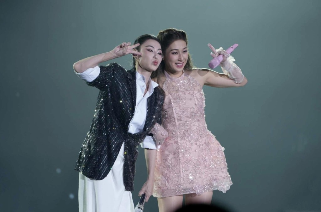 與張柏芝合唱經典作《任何天氣》，成為全晚高潮位。