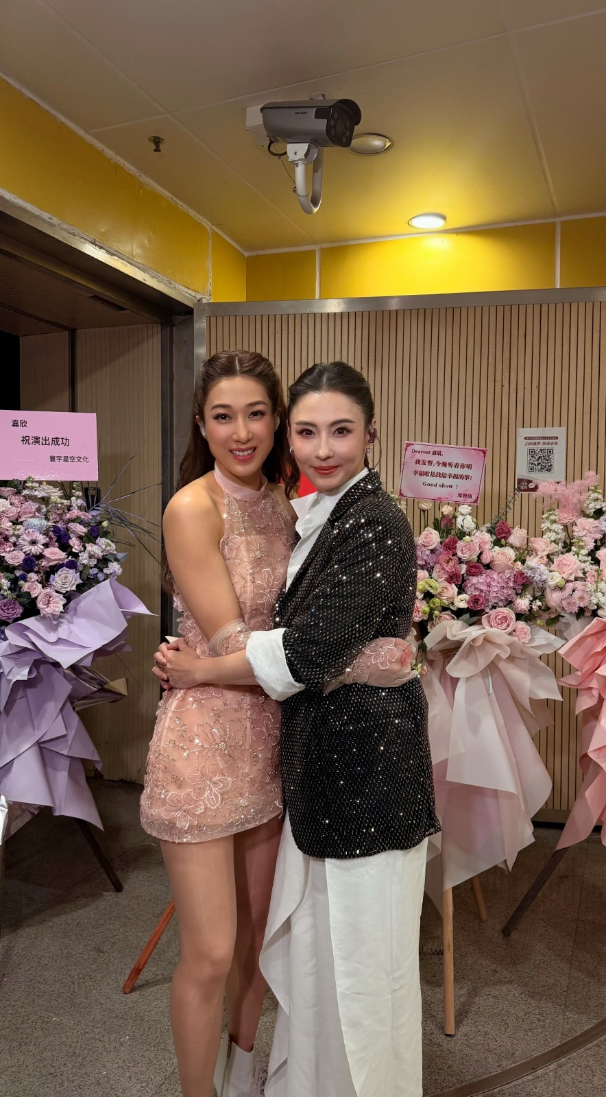 鍾嘉欣解釋，特別喜歡《任何天氣》歌詞中的正能量。