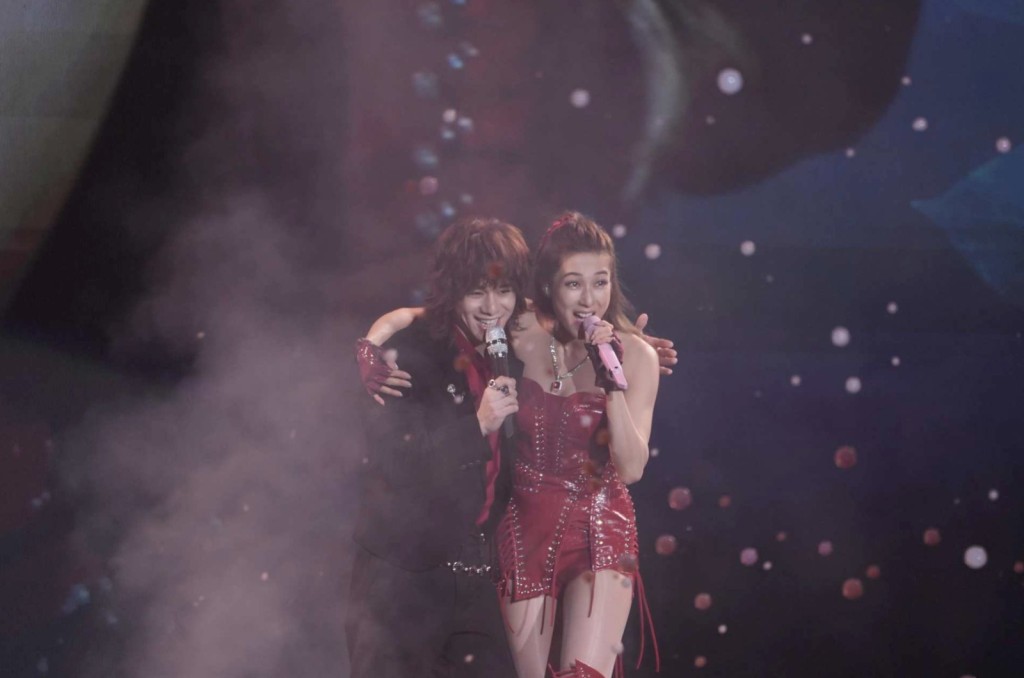 鍾嘉欣笑言對曾比特的鬈髮很好奇：「一見到他就想親手摸下真假！」