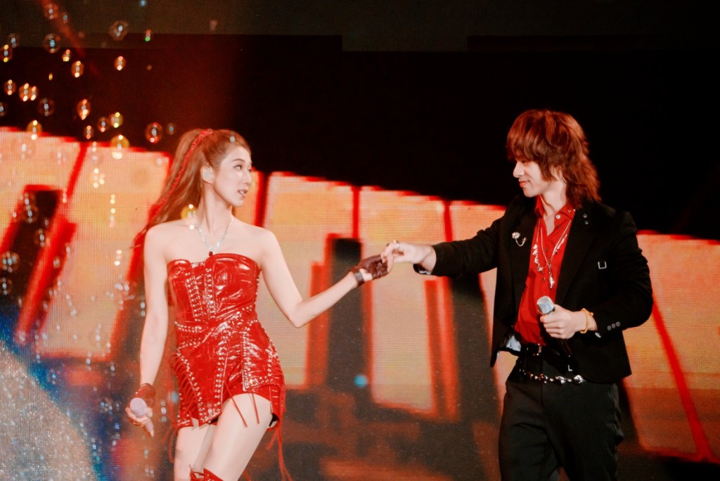 鍾嘉欣與曾比特在台上合唱黎明金曲《夏日傾情》。