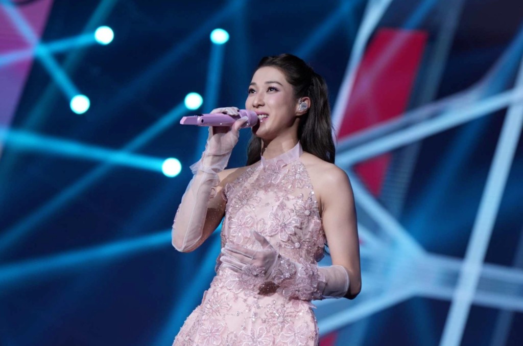 鍾嘉欣笑說，與曾比特合唱時有種找回初戀的感覺。