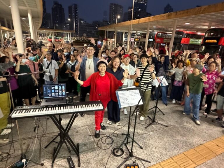 胡美儀旺角街頭「唱談」療心 宏福苑火災成行動起點