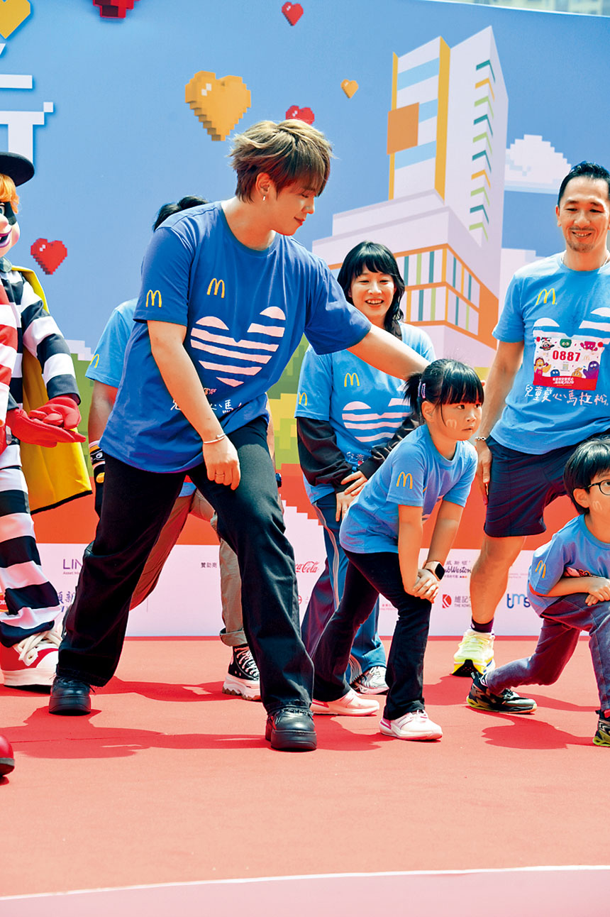 ■眾人在做熱身時，姜濤不時逗身邊的小朋友。