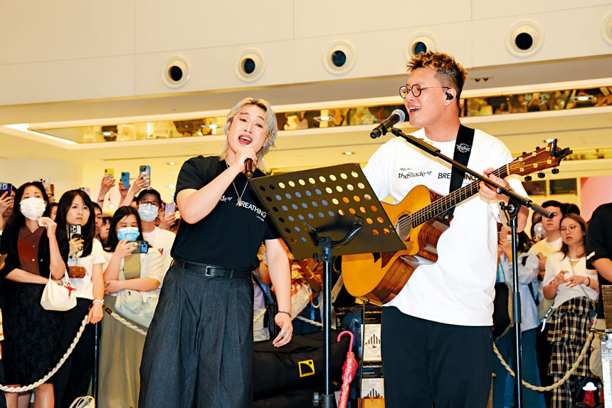 ■Jer找來吳林峰為他busking伴奏。