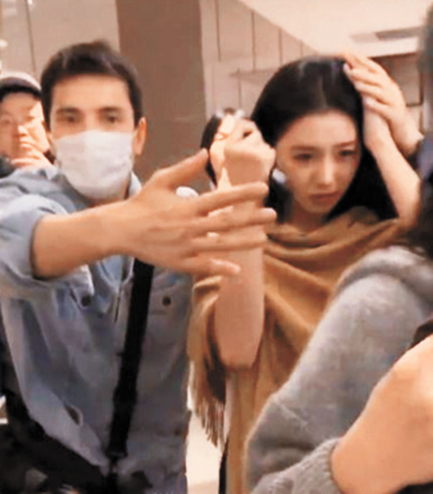 劉浩存面露痛苦並護著頭。網上圖片