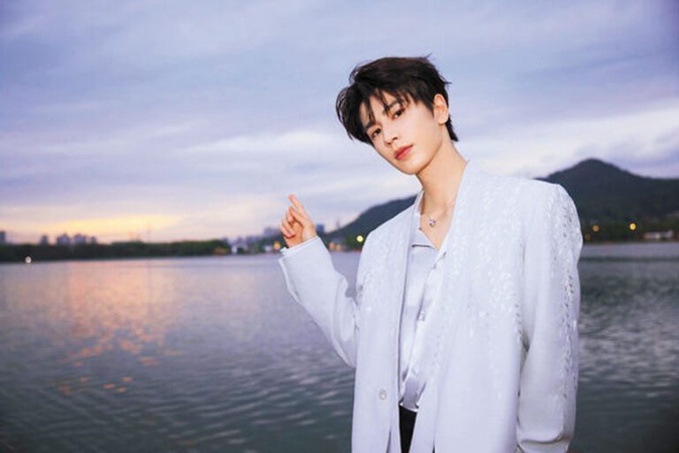 張凌赫 .c2/.c3 ■為近距離一睹偶像風采，大批粉絲排起長隊。網上圖片