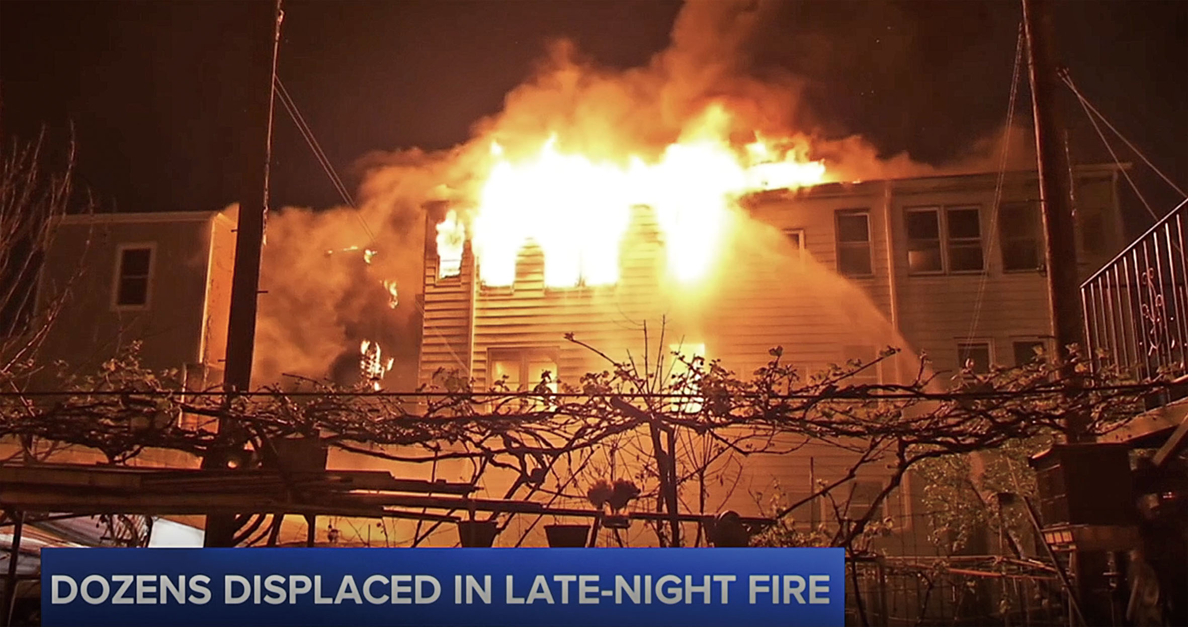 大火接連燒毀5棟相連建築。WABC截圖