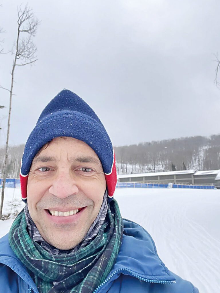 報告指出，60歲的馮霍普與至少13名學生維持不當關係。 Douglas Von Hoppe臉書圖片