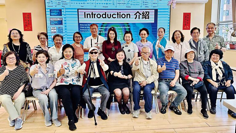 美國聯協公益會會長孔憲衡，城市公益會會長陳文敏等致送紀念獎給李黃美麗醫生後合影。