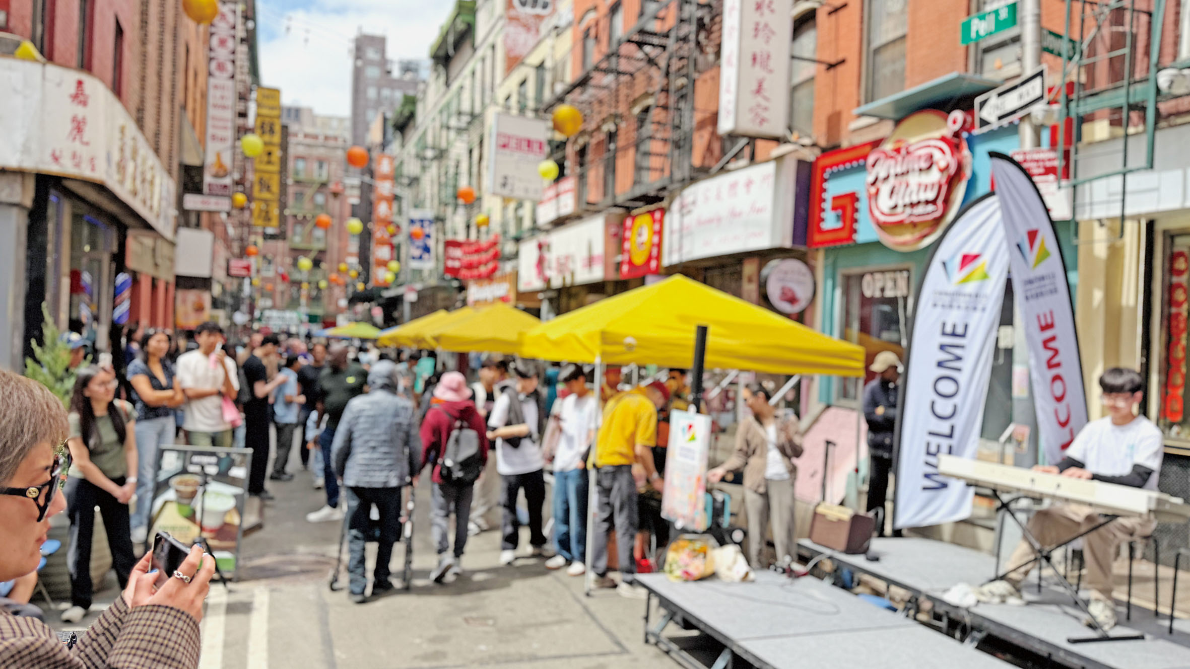 現場演出吸引了不少民眾駐足欣賞和拍攝。