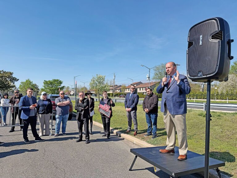 卡爾將和民眾一同抗議到底。