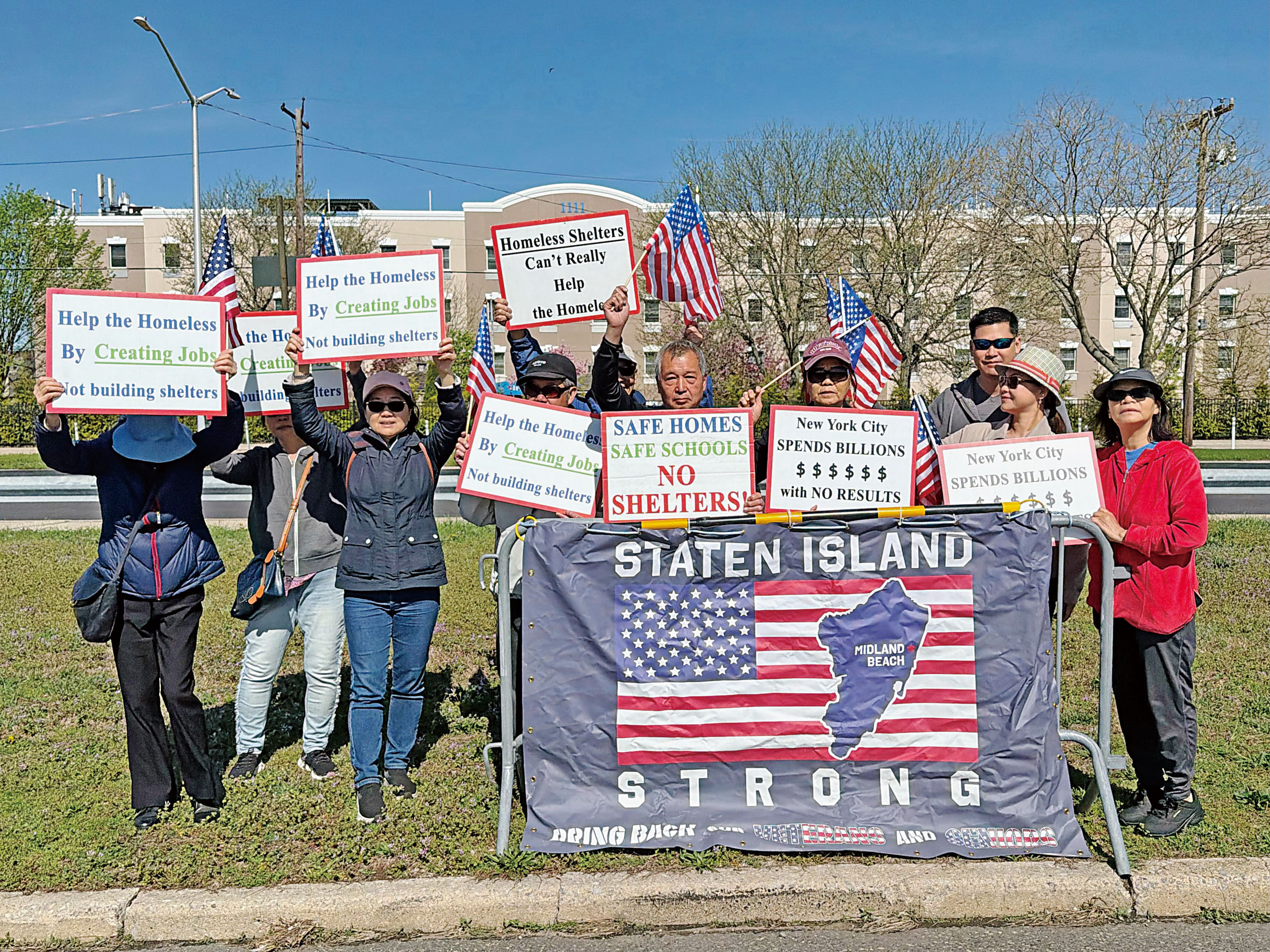 10餘名華裔專程從布碌崙到島上支援。