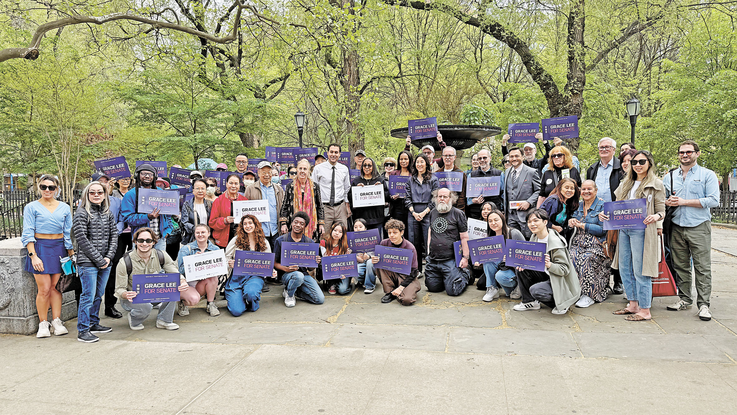 集會中來自社區的支持者及多名民選官員共同合影。