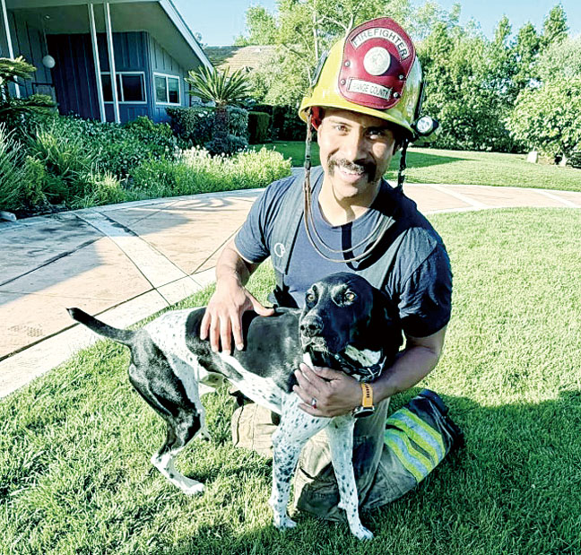 一隻名叫菲爾莫爾的狗急促地吠叫，警告飼主車庫著火了。橙縣消防局