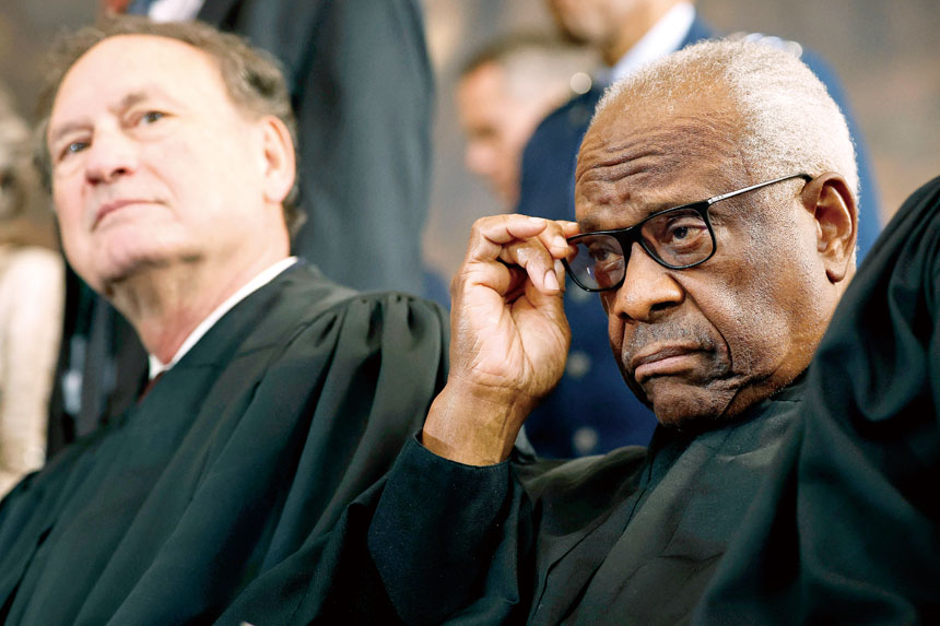 聯邦最高法院大法官阿利托（左）與托馬斯去年出席總統就職典禮。Chip Somodevilla/美聯社