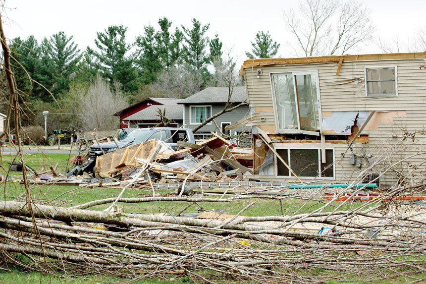 強烈風暴席捲上中西部地區，明尼蘇達州羅切斯特市出現龍捲風，造成嚴重破壞。美聯社