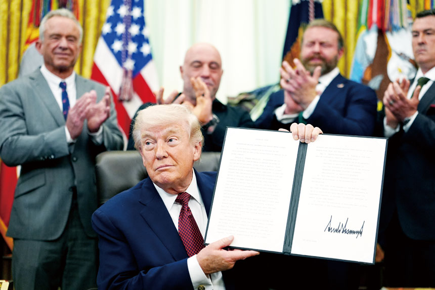 特朗普總統18日在白宮橢圓形辦公室展示剛簽署的行政命令。美聯社