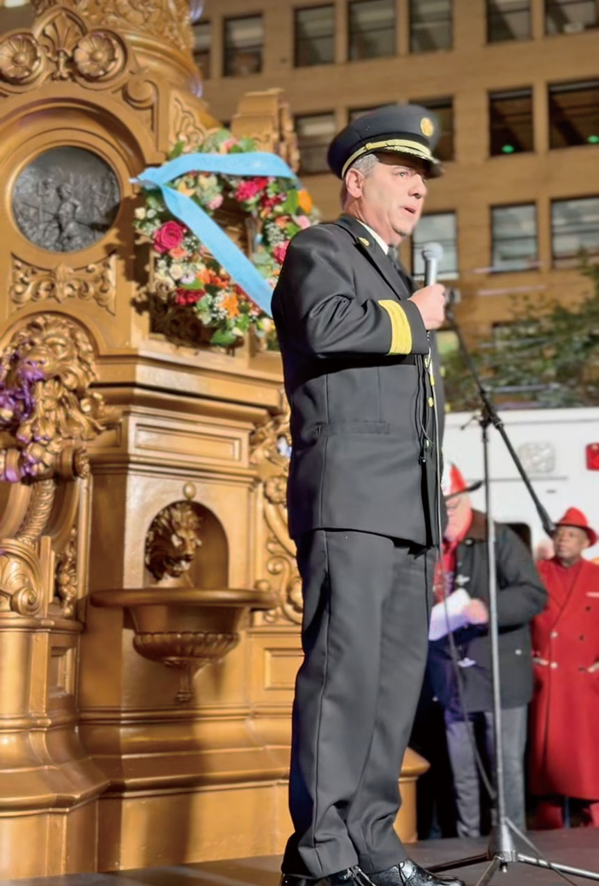 三藩市消防局長克里斯朋出席儀式。三藩市消防局IG