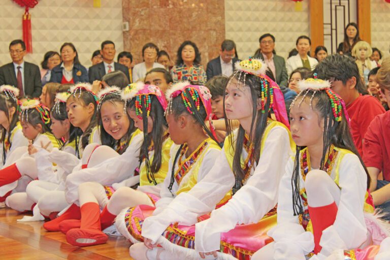 學生席地而坐，靜待演出開始。記者陳程威攝