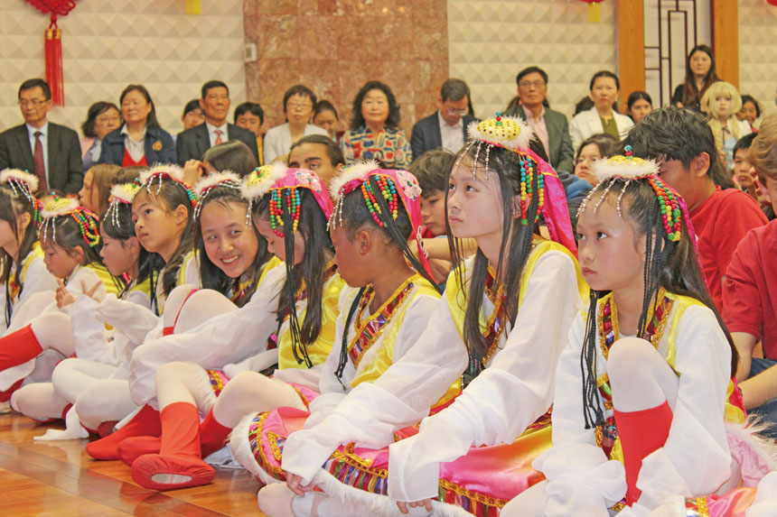 學生席地而坐，靜待演出開始。記者陳程威攝