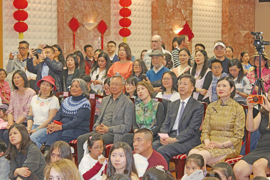 逾300名灣區學生、教師及家長座無虛席，氣氛熱鬧;第二排右二(黑西服)為張建敏總領事。記者陳程威攝