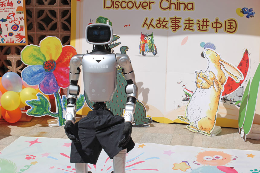 現場特別邀得近期廣受矚目的「宇樹」機器人亮相，與學生互動成為全場焦點。記者陳程威攝