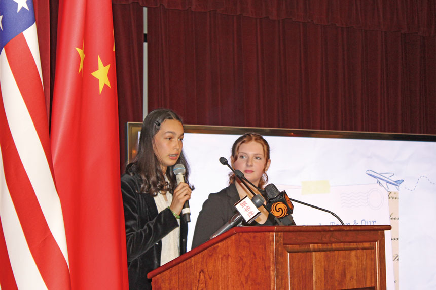 育明特許學校學生Isadora Chaigneau-Taquechel和Lily Dugger-Ritschel上台分享赴華交流經歷。記者陳程威攝