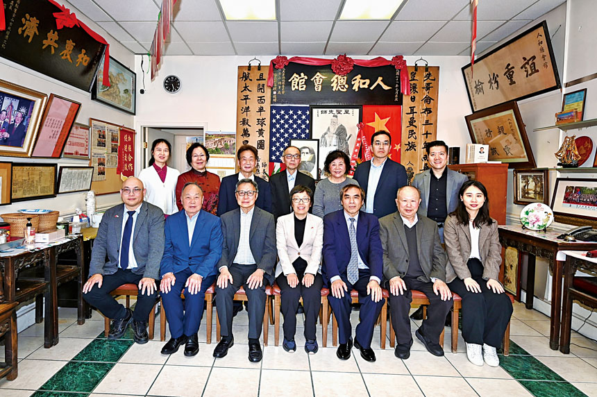 副總領事曹軼彬、領事姚瑤、領事田華偉與人和總會館主席、通事暨屬下各堂所愉快交流並合影留念。馬紅兵攝