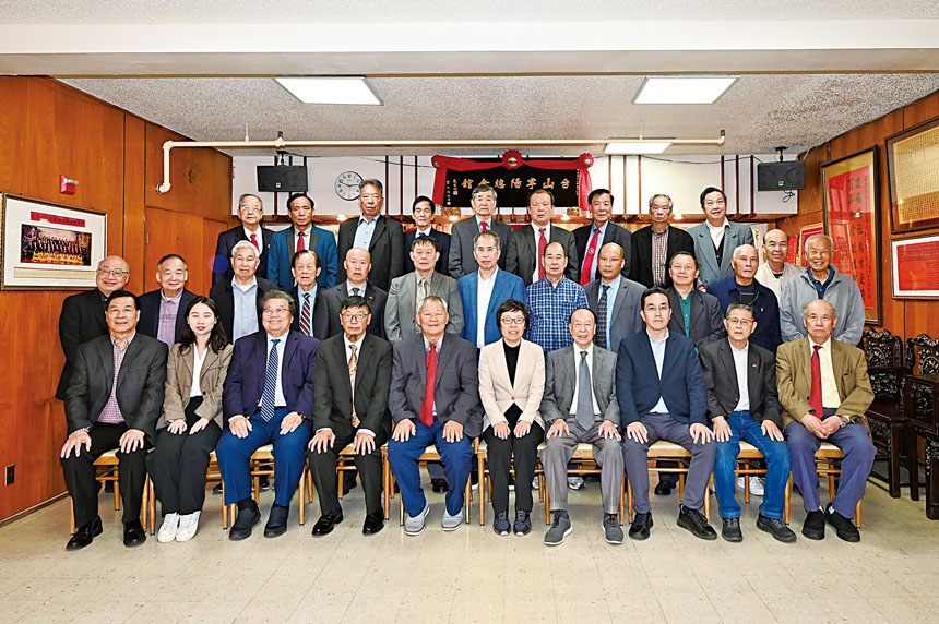 副總領事曹軼彬、領事姚瑤、領事田華偉與駐美台山寧陽總會館正副主席、商董合影。馬紅兵攝