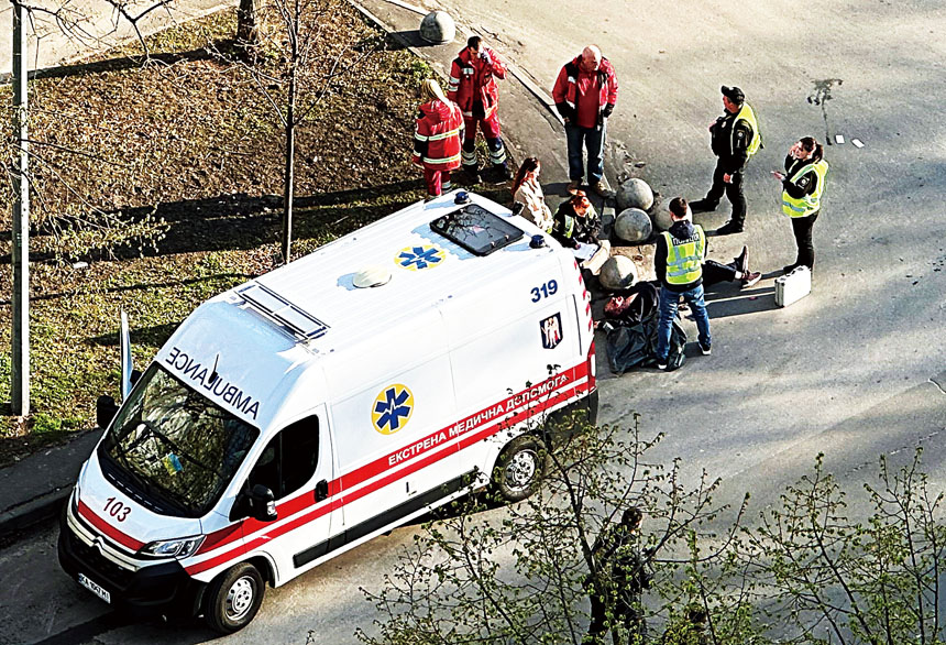 槍擊及挾持人質事件發生後，一輛救護車和警察到達現場。路透社