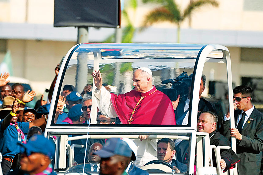 教宗良十四世抵達安哥拉首都羅安達，這是他為期11天的非洲行的第六天。美聯社