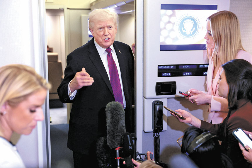 伊朗宣布再度封鎖霍爾木茲海峽後，特朗普在白宮召開戰情室會議。圖為特朗普在「空軍一號」上回答媒體提問。路透社