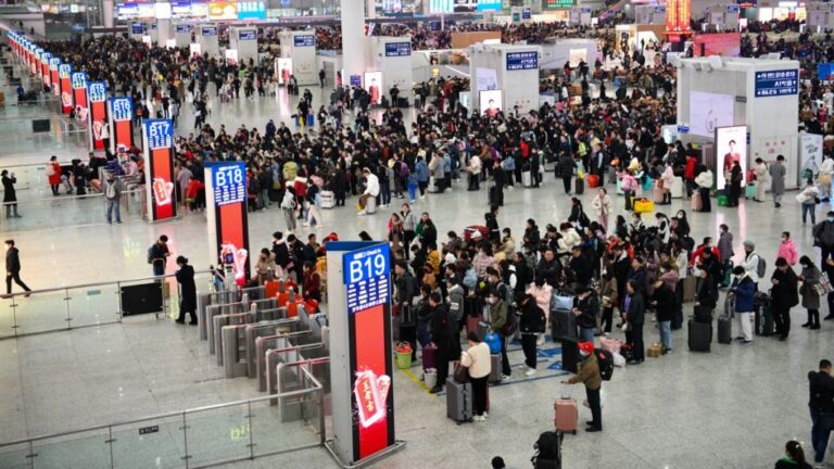 五一黃金周鐵路部門嚴打搶票軟件 三天內拒出票逾百萬張