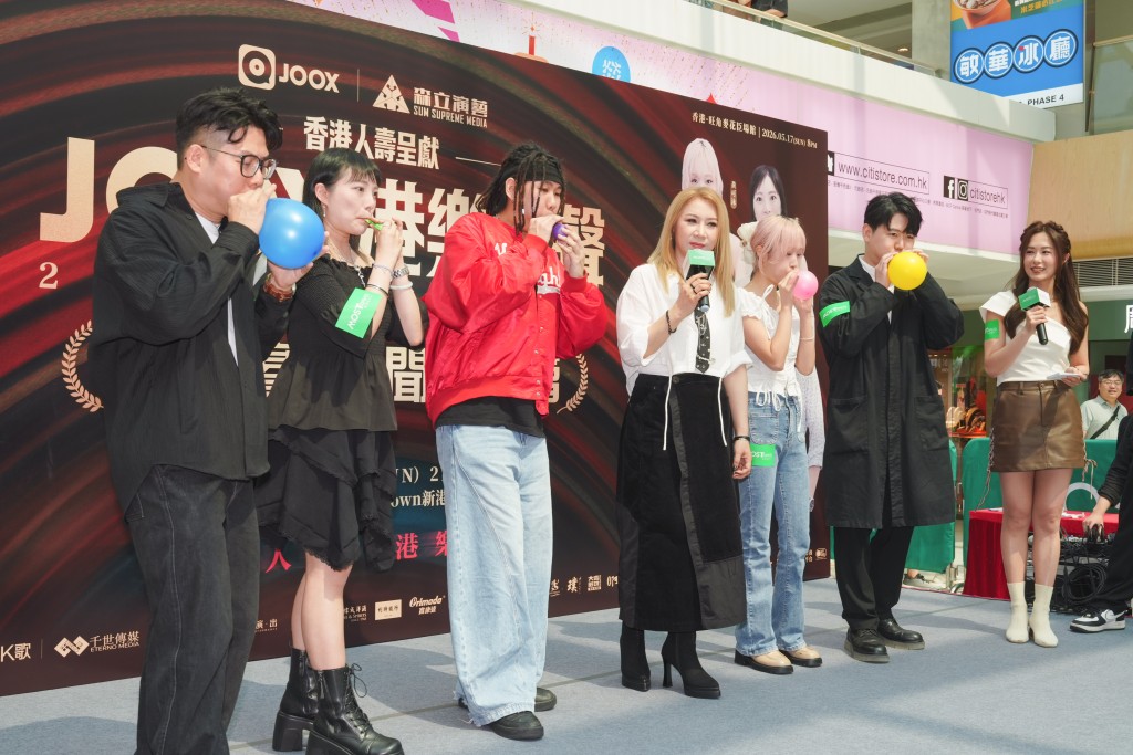 參賽者在發布會上接受鬥氣挑戰，展現耐力。