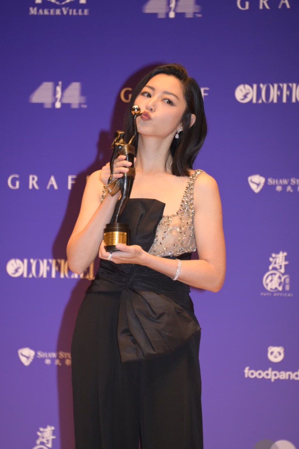 衛詩雅在後台感謝傳媒陪伴成長，表示感受到大家的支持。