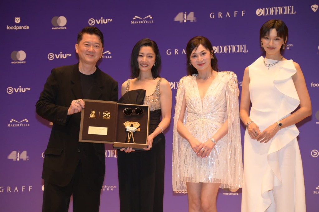 衛詩雅在後台接受大會贊助商致送的禮物。