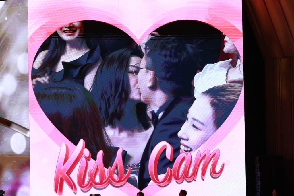 衛詩雅與丈夫周祉安在典禮的Kiss Cam環節甜蜜互動。