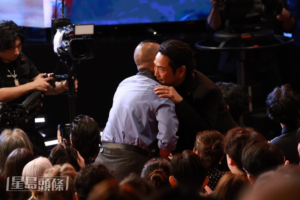 杜德偉與《風林火山》導演麥浚龍（Juno）在後台擁抱。