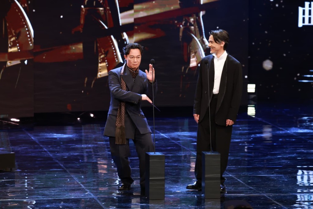 陳奕迅與馮德倫擔任「最佳原創電影歌曲」的頒獎嘉賓。