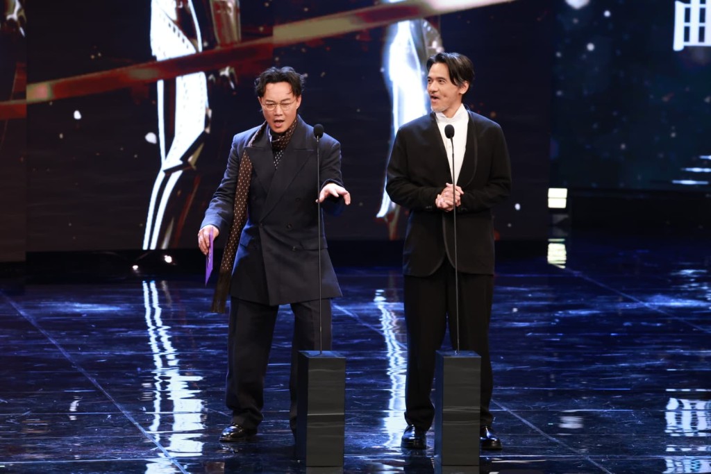 頒獎嘉賓陳奕迅與馮德倫在台上互動幽默，高呼支持香港電影。