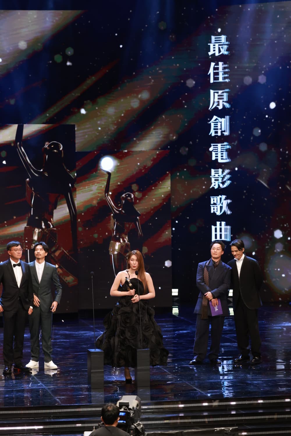 黃淑蔓在台上準備獻唱幾句得獎歌曲。